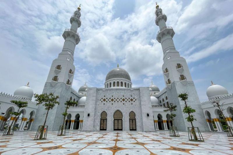 Delapan Bangunan Masjid Terbesar di Indonesia yang Mampu Menampung Ribuan Jemaah